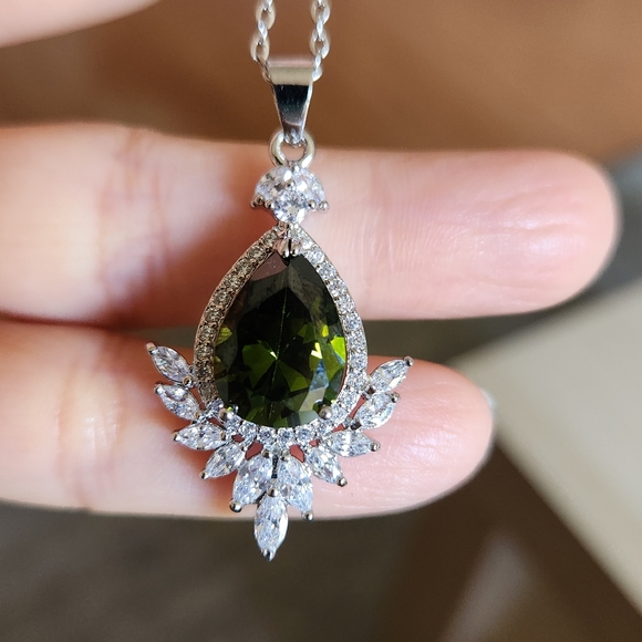 New 925 Silver Pear Cut Peridot Diamond Necklace for Women Pendant and Chain